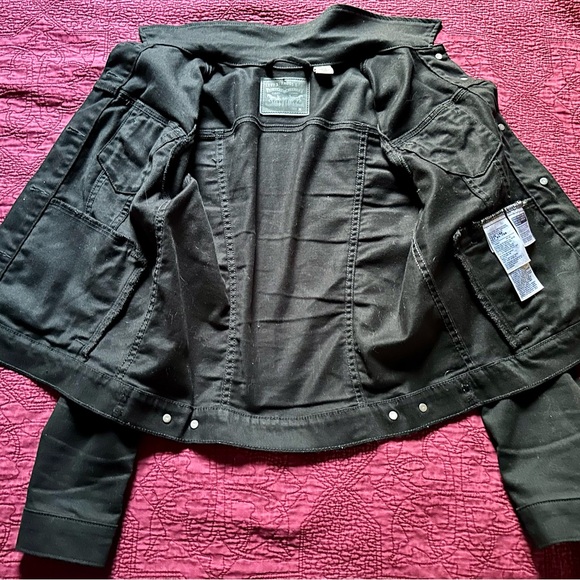 Black Levi’s Denim Trucker Jacket - Picture 2 of 9